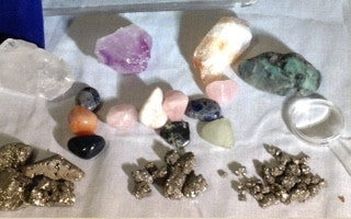 Gold Rush Panning & Gemstone Mining Kit - 25+ real gemstones - dinosaursrocksuperstore